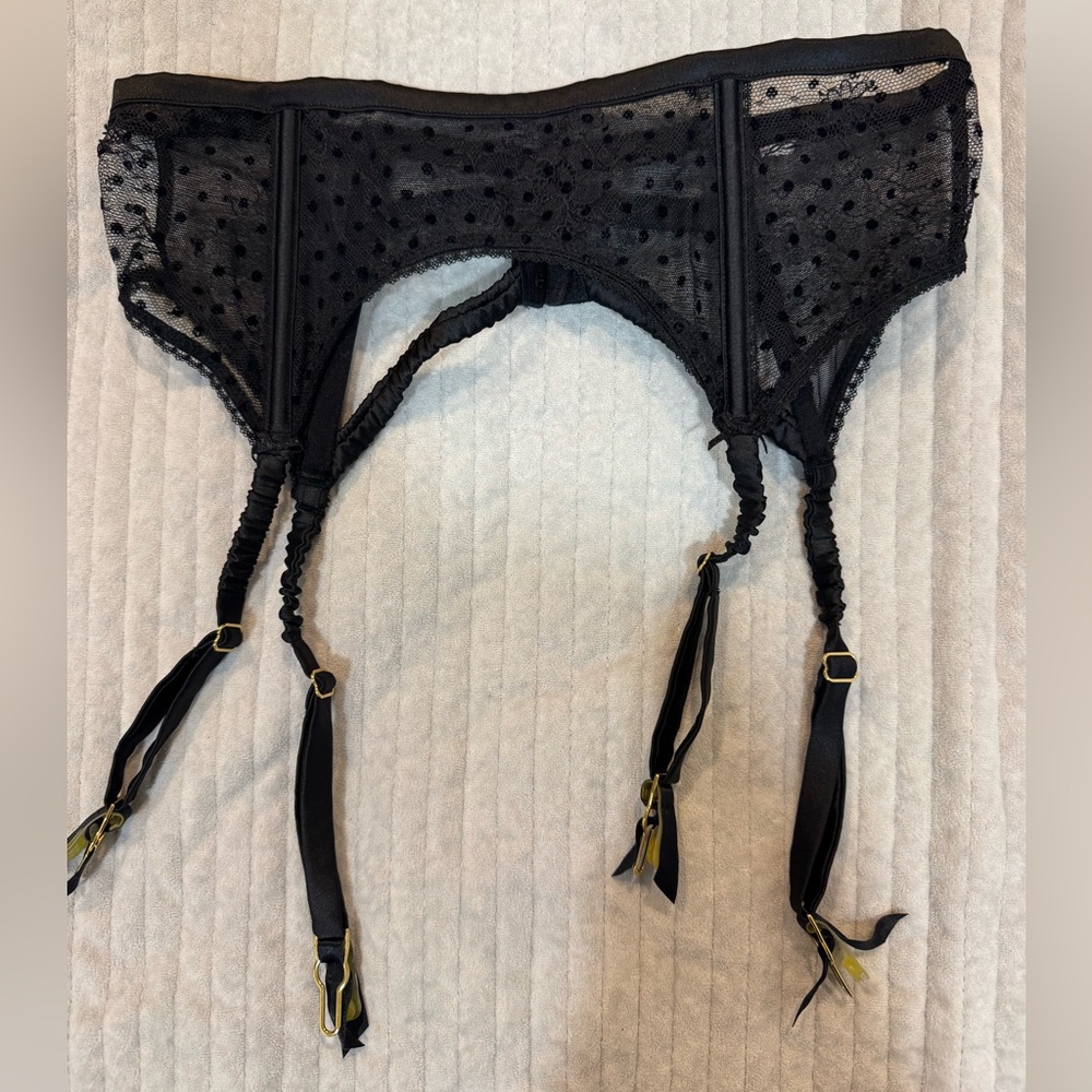 🟡3/$15 DEAL! Victoria's Secret Black Garter Belt